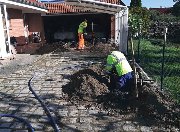 DNS:NET Tiefbauarbeiten auf einem Privatgrundstück zur fachgerechten Verlegung des Glasfaserkabels vom Straßenverteiler bis ins Haus.