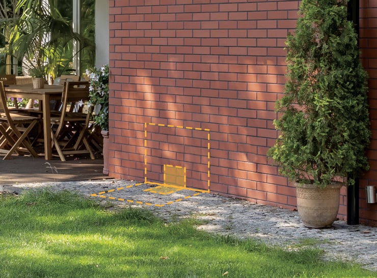 Markierte Stelle an der Hauswand als geplanter Zugangspunkt für die Glasfaser-Hauseinführung während der DNS:NET Vor-Ort-Besichtigung.