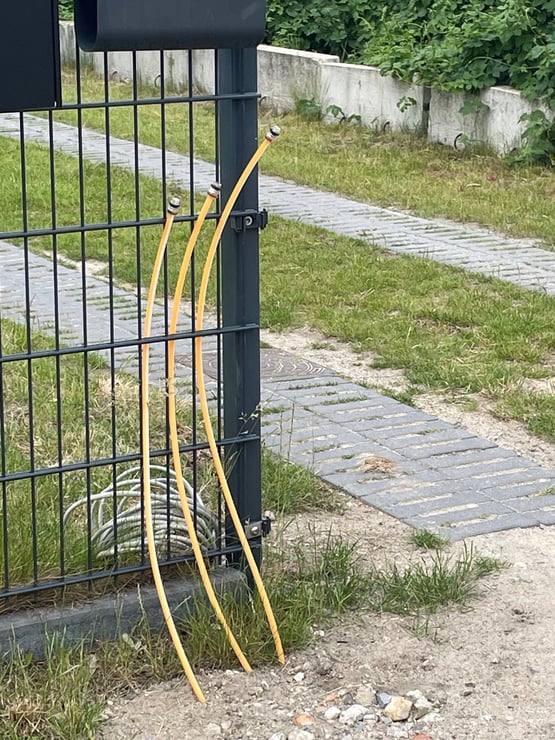 Leerrohr_am_Zaun
