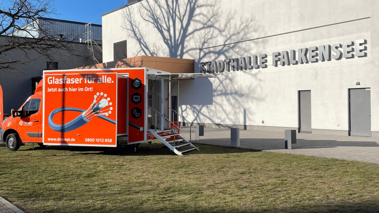 DNS:NET Infomobil vor der Stadthalle Falkensee