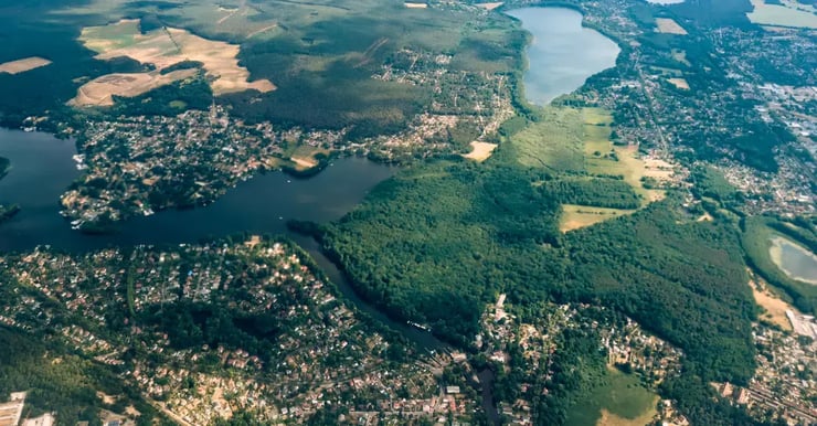 Luftaufnahme von Seen, Wäldern und Siedlungen im Land Brandenburg – Glasfaser-Ausbau in zahlreichen Städten und Gemeinden wie Ahrensfelde, Potsdam und Königs Wusterhausen