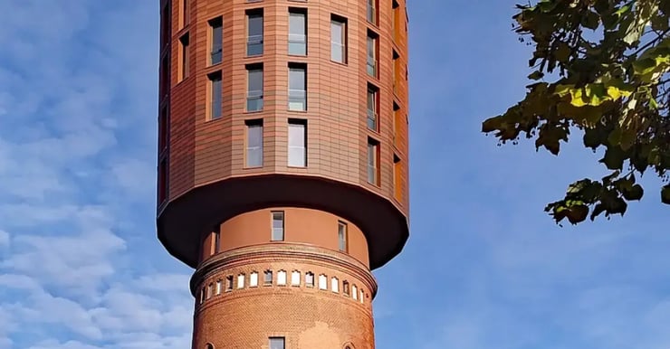 Wasserturm in Berlin-Altglienicke vor blauem Himmel – markantes Wahrzeichen im Stadtteil, in dem DNS:NET 2025 das Glasfasernetz ausbaut und erste Leitungen bereits verlegt sind.